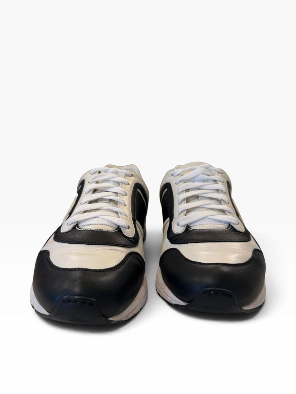 Gucci Men’s Black & White Leather interlocking Logo Runner Sneakers - Picture 8 of 12